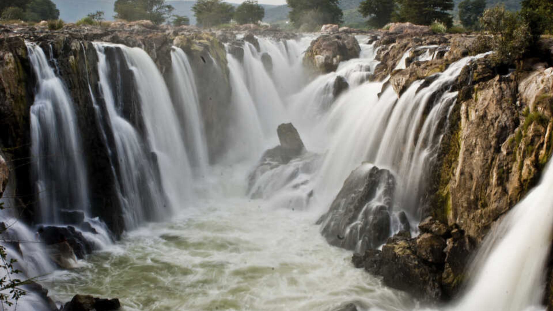 Top 10 Scenic waterfalls_to_visit_in_Tamil_Nadu_during_the_monsoon